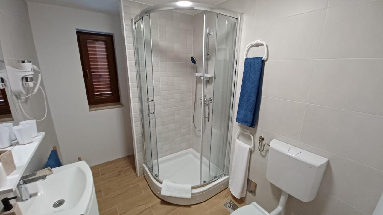 Amaryllis Residence, Apartment Diana & Deluxe Rooms With Shared Kitchen ヴェリ・ロシニュ エクステリア 写真