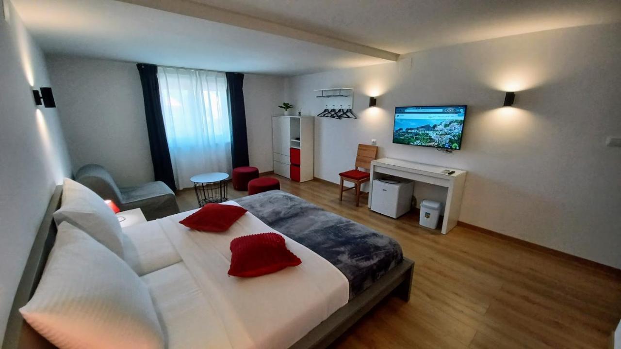 Amaryllis Residence, Apartment Diana & Deluxe Rooms With Shared Kitchen ヴェリ・ロシニュ エクステリア 写真